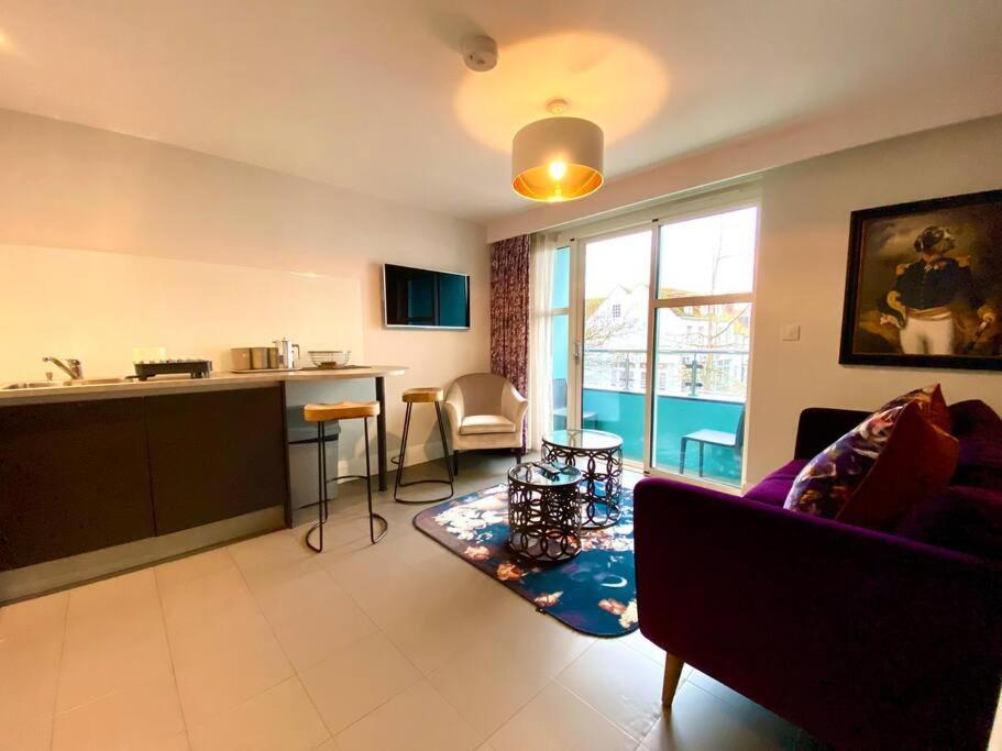Stunning Apartment - 1 Minute Walk To Poole Quay - Great Location - Free Parking - Fast Wifi - Smart Tv - Newly Decorated - Sleeps Up To 2! Close To Poole & Bournemouth & Sandbanks Zewnętrze zdjęcie