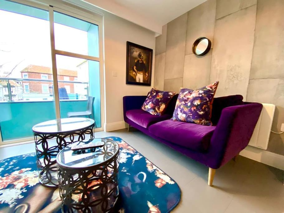 Stunning Apartment - 1 Minute Walk To Poole Quay - Great Location - Free Parking - Fast Wifi - Smart Tv - Newly Decorated - Sleeps Up To 2! Close To Poole & Bournemouth & Sandbanks Zewnętrze zdjęcie