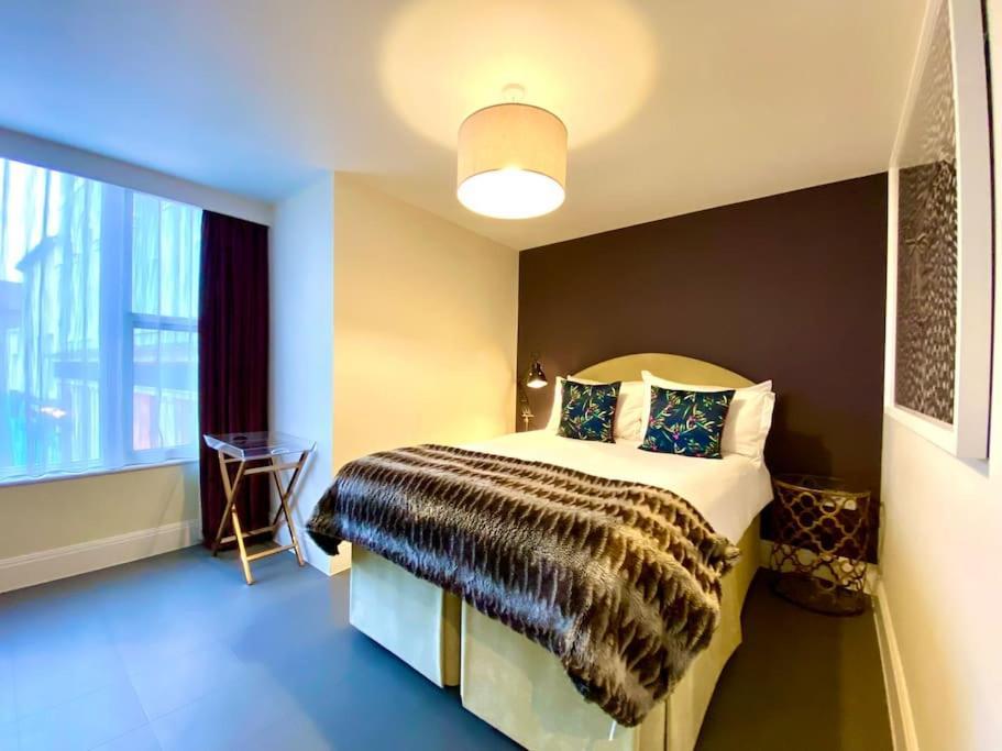 Stunning Apartment - 1 Minute Walk To Poole Quay - Great Location - Free Parking - Fast Wifi - Smart Tv - Newly Decorated - Sleeps Up To 2! Close To Poole & Bournemouth & Sandbanks Zewnętrze zdjęcie