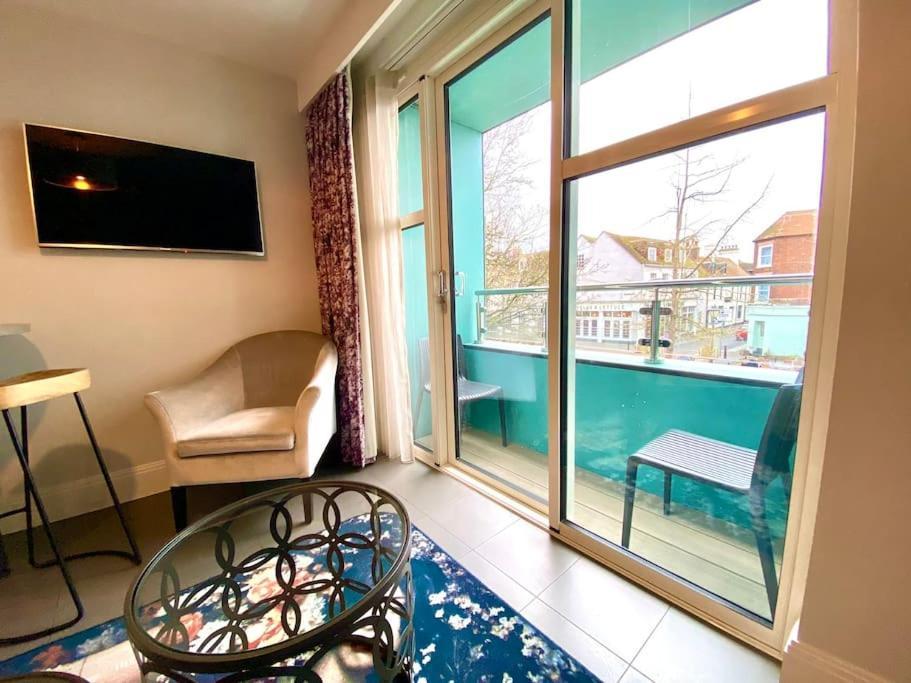 Stunning Apartment - 1 Minute Walk To Poole Quay - Great Location - Free Parking - Fast Wifi - Smart Tv - Newly Decorated - Sleeps Up To 2! Close To Poole & Bournemouth & Sandbanks Zewnętrze zdjęcie