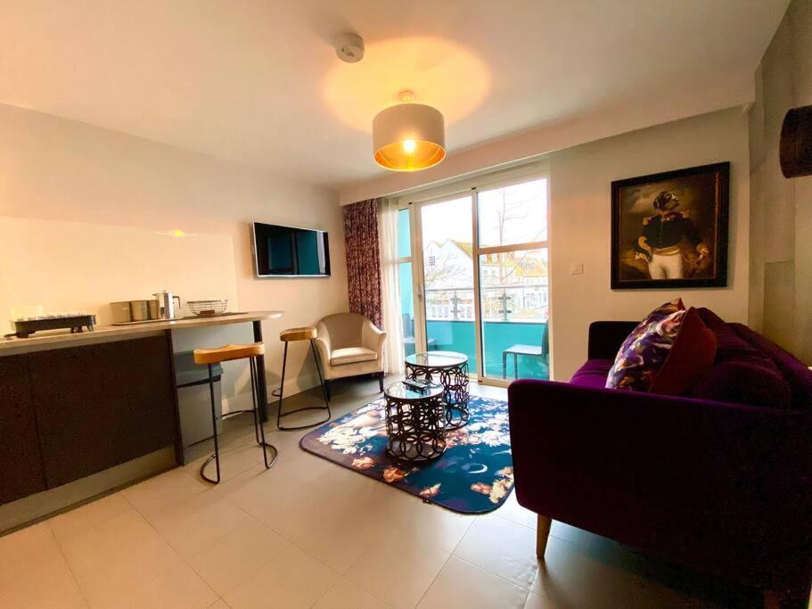 Stunning Apartment - 1 Minute Walk To Poole Quay - Great Location - Free Parking - Fast Wifi - Smart Tv - Newly Decorated - Sleeps Up To 2! Close To Poole & Bournemouth & Sandbanks Zewnętrze zdjęcie