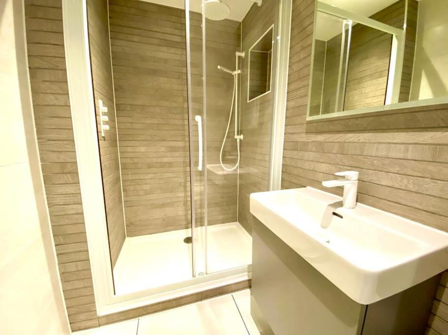 Stunning Apartment - 1 Minute Walk To Poole Quay - Great Location - Free Parking - Fast Wifi - Smart Tv - Newly Decorated - Sleeps Up To 2! Close To Poole & Bournemouth & Sandbanks Zewnętrze zdjęcie